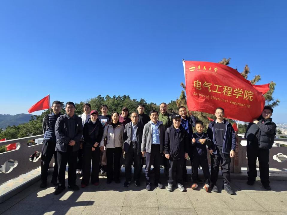 一群人站在一起AI 生成的内容可能不正确。